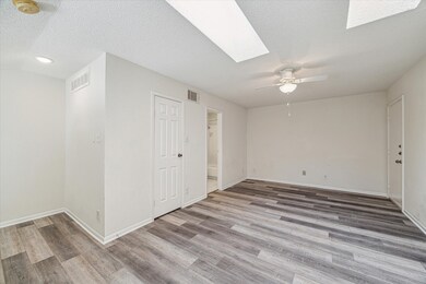10855 Meadowglen Ln unit 1030, Houston, TX 77042 - photo 7