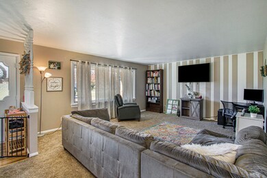 1505 Valley View living room photo 1