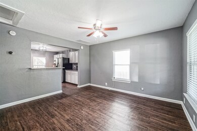 213 W Cleveland St, Alvin, TX 77511 - photo 4