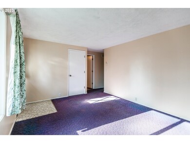 Living Room/Entrance