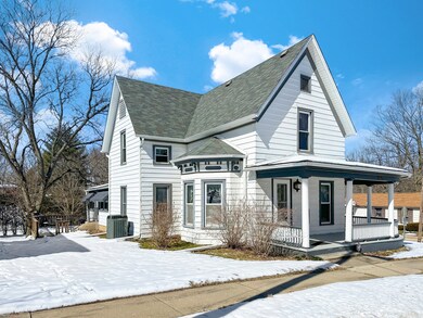 290 N Mill St, Freeport, IL 61032 - photo 2