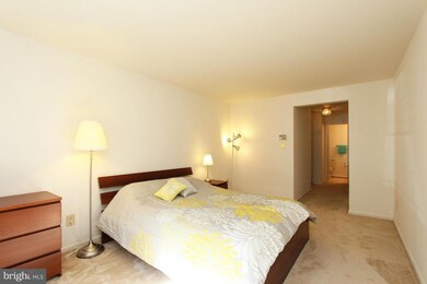 5700 Brewer House Cir unit 101, Rockville, MD 20852 - photo 2