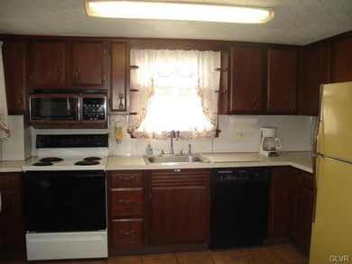 2209 2nd Ave, Whitehall, PA 18052 - photo 2