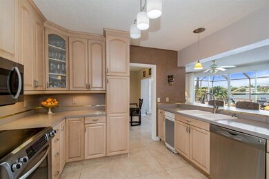 04_1103NE4thDrive_5_Kitchen_Custom_Resiz
