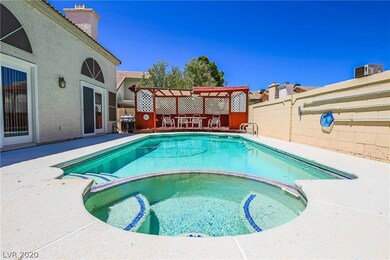 Sparkling pool & Spa!