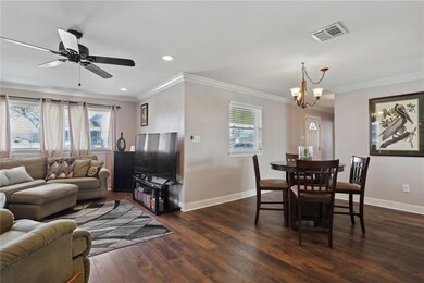 Living room/breakfast area