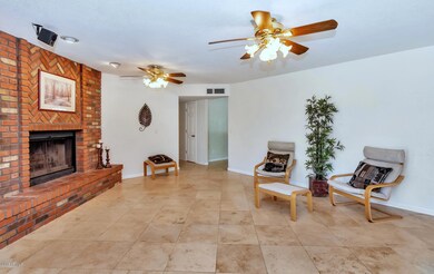 1522 E June St-large-007-014-Family Room