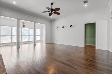 Lots of natural light coming from all the windows!!