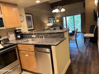 3412 Kitchen and living