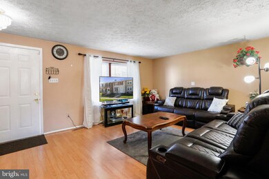 8156 Willowdale Ct, Springfield, VA 22153 - photo 5