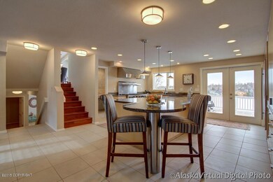 Eat in kitchen w/granite bar
