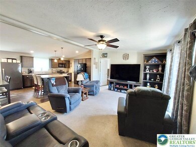 8932 Breinig Run Cir, Breinigsville, PA 18031 - photo 6