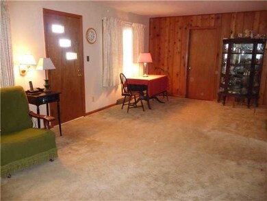 Living Room Spacious dining room area