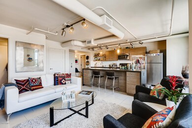 535 W Thomas Rd APT 407-large-002-2-Livi