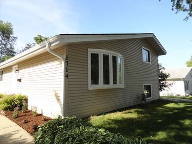 1714 Queens Ct, Carpentersville, IL 60110 - photo 2