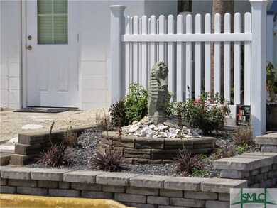 ATTRACTIVE TROPICAL LANDSCAPING