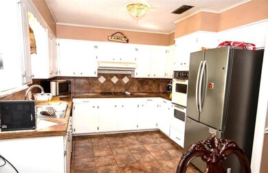 kitchen with lots of cabinet space that we all can