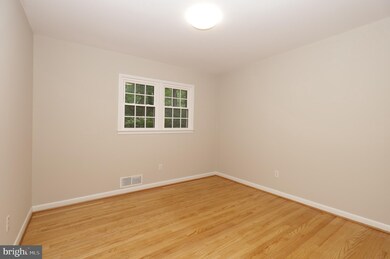 9127 Maywood Ln, Fairfax, VA 22031 - photo 5
