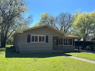 1610 Elizabeth St, Gainesville, TX 76240 - photo 3