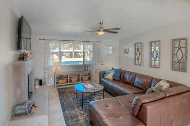 7 Living Room photo c