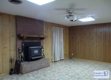 719 E Weinert St, Seguin, TX 78155 - photo 6