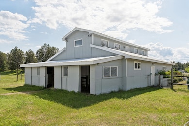 Barn with a loft, sinks and 4 office/storage spaces