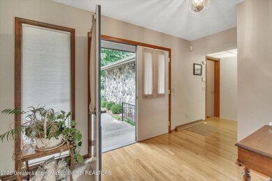 07-505-Raeburn-Rd-WindowStill-Real-Estat