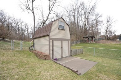 Tons of storage.  This is a great yard for pets/ki