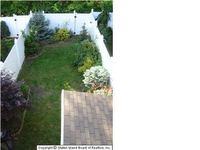 202 Wellington Ct, Staten Island, NY 10314 - photo 5