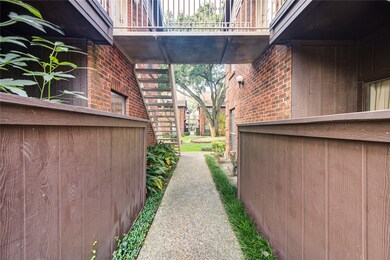 This is a pathway leading to unit 521 through a we