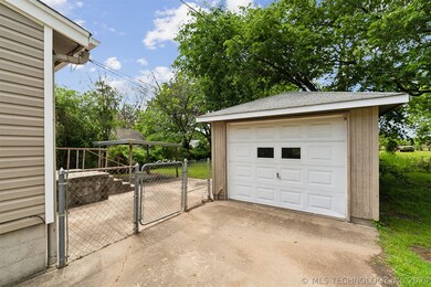 315 S Weenonah Ave, Claremore, OK 74017 - photo 2