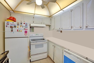 122 Oakridge I unit 122, Deerfield Beach, FL 33442 - photo 7