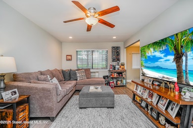 170 Devon Loop unit 3, Staten Island, NY 10314 - photo 3