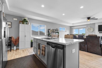 811 Grindstone Cir, Waterloo, IA 50702 - photo 5