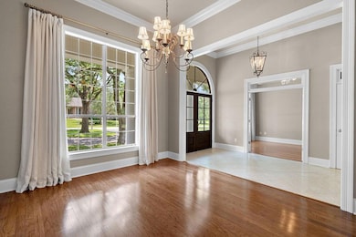   FORMAL DINING ROOM /HARDWOOD FLOORS.