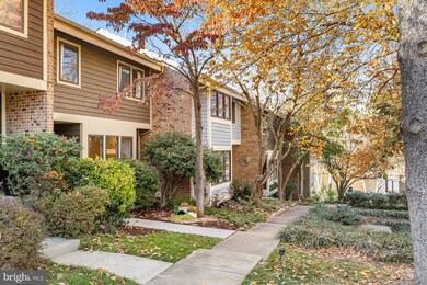 11010 Thrush Ridge Rd, Reston, VA 20191 - photo 4