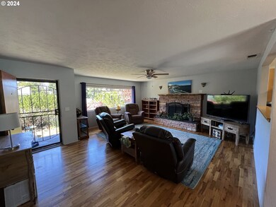 Living Room/Entrance