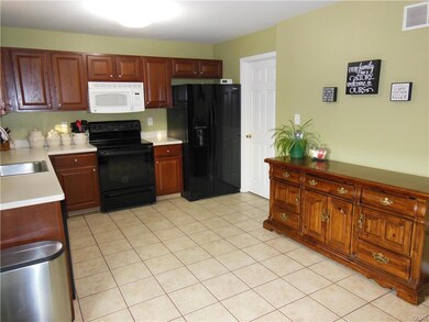 5563 Stonecroft Ln, Allentown, PA 18106 - photo 3