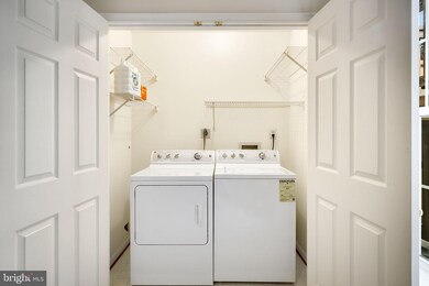 2492 Clover Field Cir, Herndon, VA 20171 - photo 7