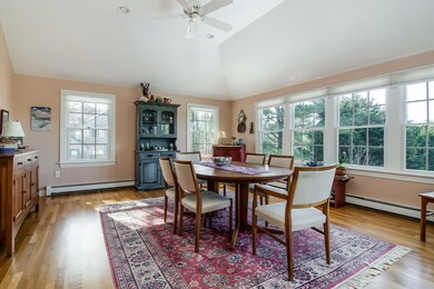 022-photo-dining-room-6795951