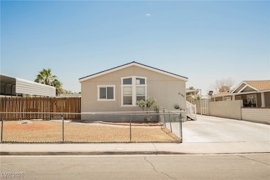 Manufactured / mobile home with a fenced front yar