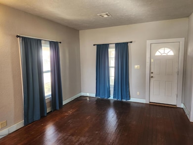 521 W Oklahoma Ave, Enid, OK 73701 - photo 3