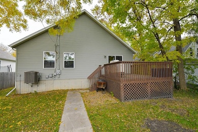 528 9th St SW, Cedar Rapids, IA 52404 - photo 2