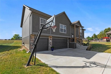 808 Cedar Ridge Dr, Raymore, MO 64083 - photo 2