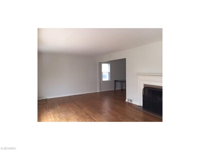 Airy Large Living Room w/Picture Window, Fireplace & Hardwood Floor that Flow into