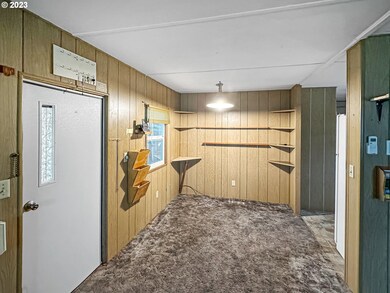 Living Room/Entrance