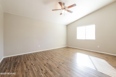 006-photo-main-bedroom-13465064