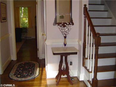 Foyer - Chair rail and crown molding, hardwood flo