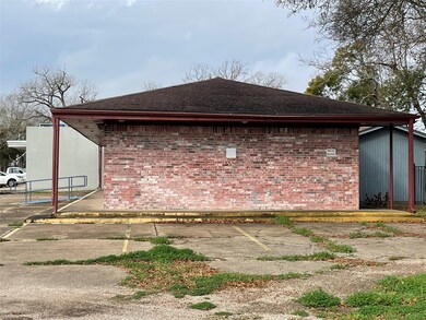 204 W Coombs St, Alvin, TX 77511 - photo 3