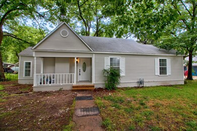 408 W Maple St, Whitewright, TX 75491 - photo 2